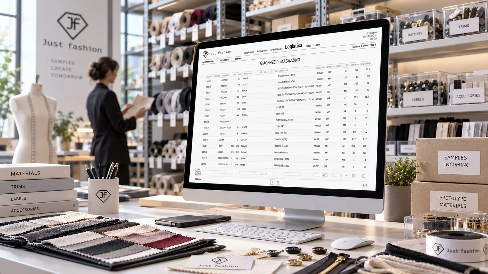 Just Fashion, Logistica: giacenze di magazzino del campionario con tessuti, fodere e accessori per stagione, modello, materiale e colore, con unit&agrave; di misura, giacenza e disponibile